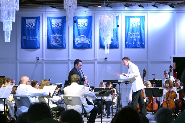 Clarinet soloist with orchestra